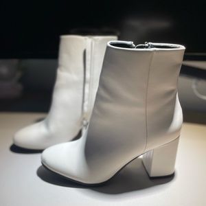 Qupid Malone-01 Off White Ankle Boots